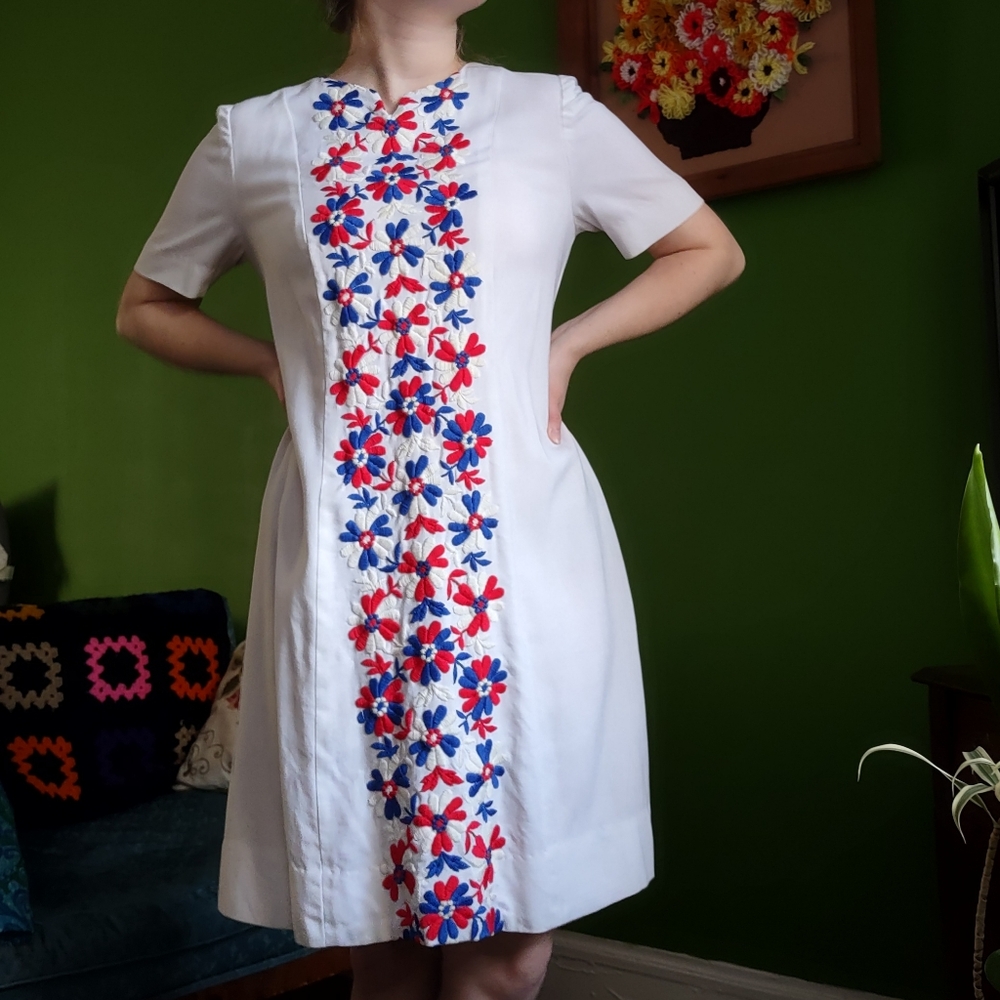 Vintage 1960s Mod White Shift Dress